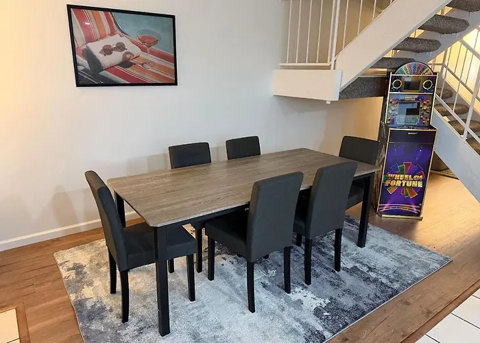 3br Sleeps 10 Walk To Old Town Holiday home *
